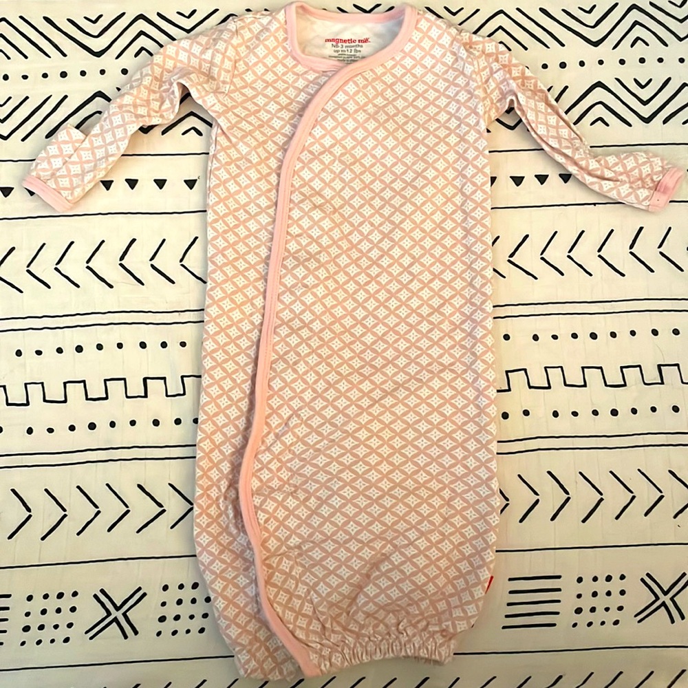 Magnetic Me pink and white pattern elastic night gown. Like new.